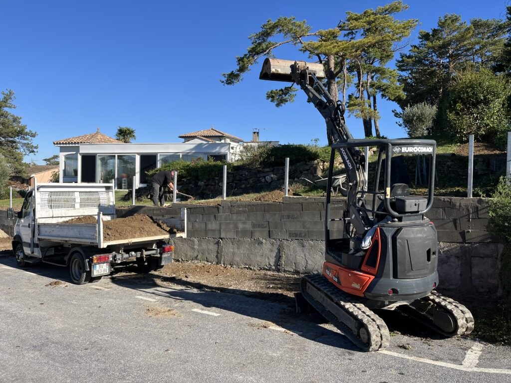Mini-pelle utilisée sur un chantier de particulier
