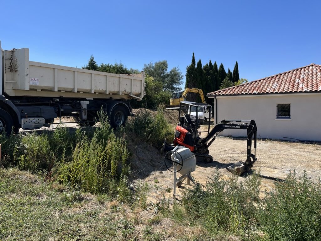 Terrain en cours de préparation pour travaux de terrassement