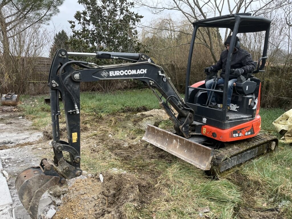 Travaux de tranchée avec matériel compact